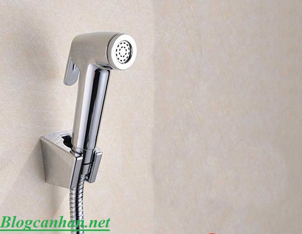 Phần gắn tường v&ograve;i xịt vệ sinh