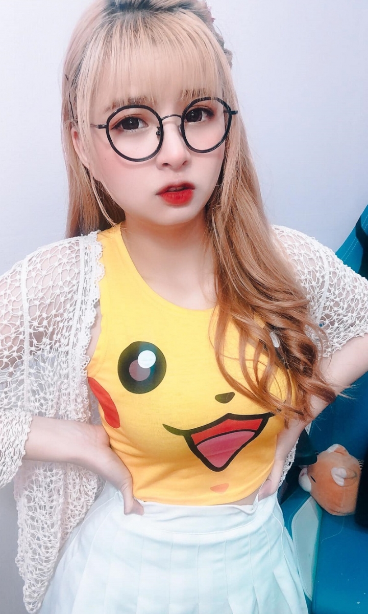Clip Mèo 2k4 ăn kem với bé chanh full