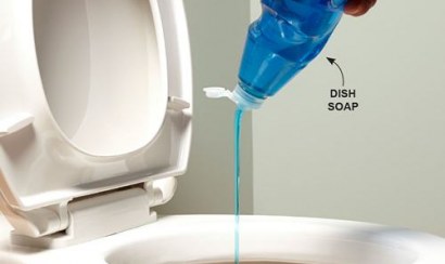 Trị hết tắc bồn cầu bằng nước rửa chén