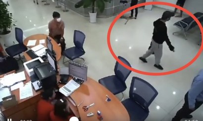 Clip các nữ nhân viên ngân hàng phụ giúp anh bảo vệ khống chế, trói tên cướp