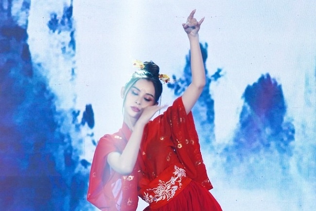 clip &Aacute; hậu Tường Vy chuyển giới 16