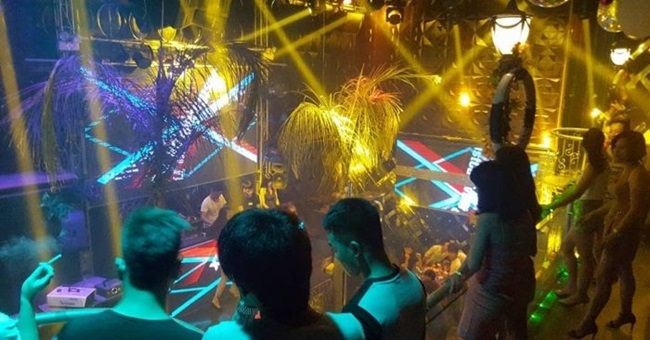 clip nóng được cho là ghi lại ở quán bar sunny 10