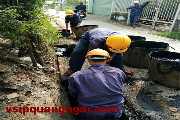 Nước thải được thải ra sông hồ gây ô nhiễm