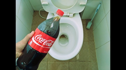Thông tắc cống thoát nước bằng Coca Cola