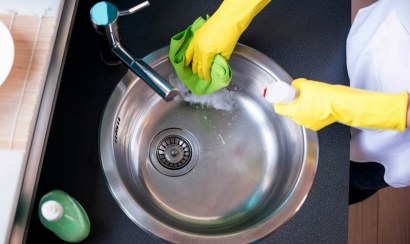 Phương pháp làm bong mảng bám trong đường ống thoát nước bồn rửa chén