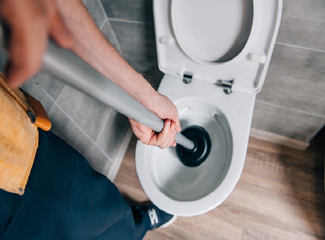 Thông tắc bồn cầu huyện Bình Chánh và cách xử lý đơn giản