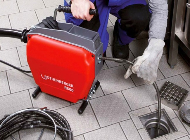 Nhân viên thông cống nghẹt huyện Cần Giờ giải đáp thắc mắc của khách hàng